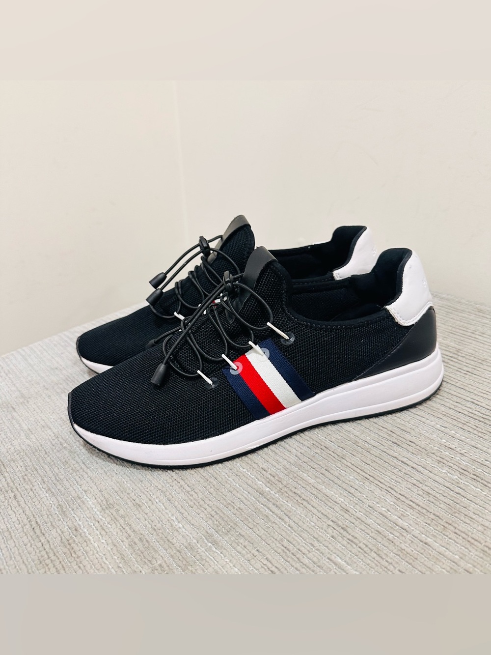 Tommy Hilfiger Rhena Women's Bungee Sneakers Black Size 9.5 M TWRHENA-Z